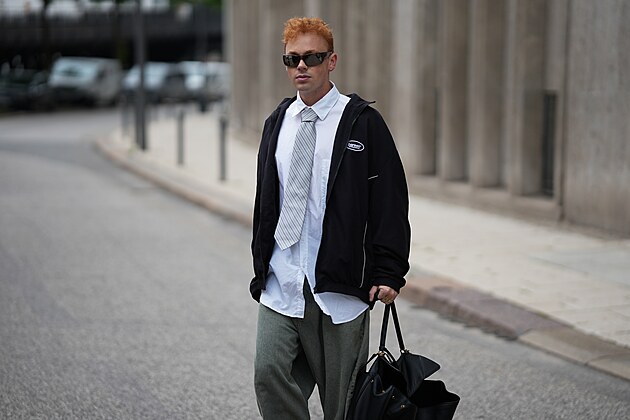 Erik Scholz je zachycen v �ern� oversized sportovn� bund� na zip zna�ky...