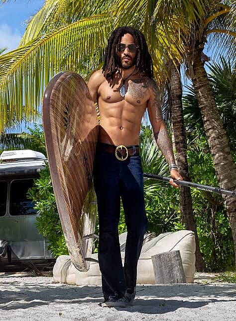 Lenny Kravitz se surfem na dovolen�.