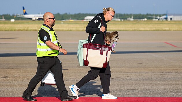 Erling Haaland po p��letu do Norska s m�valem v ruce