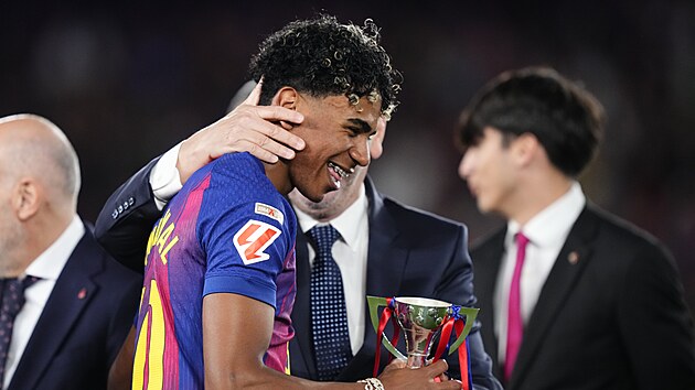 Lamine Yamal, prav� k��deln� hr�� Lamine Yamal z FC Barcelona a �pan�lsk� reprezentace, a prezident Royal Spanish Football Federation Rafael Louz�n b�hem utk�n� LaLiga EA Sports mezi t�my FC Barcelona a Real Madrid CF na stadionu Spotify Camp Nou dne 10. kv�tna 2026 v Barcelon� ve �pan�lsku.

(Foto: Jose Breton / Pics Action / NurPhoto prost�ednictv�m Getty Images)