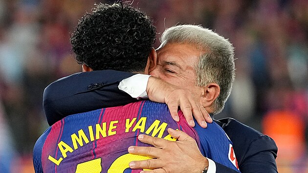 BARCELONA, �PAN�LSKO � 10. kv�tna 2026:
Lamine Yamal z FC Barcelona je obj�m�n zvolen�m prezidentem klubu Joan Laporta b�hem oslav pot�, co FC Barcelona porazila Real Madrid CF a z�skala titul v sout�i LaLiga EA Sports po utk�n� mezi FC Barcelona a Real Madrid CF na stadionu Spotify Camp Nou dne 10. kv�tna 2026 v Barcelon� ve �pan�lsku.

(Foto: Alex Caparros / Getty Images)
