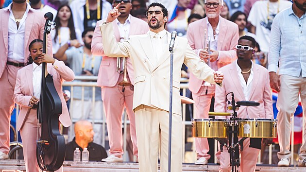 MADRID, �PAN�LSKO � 15. �ervna 2026:
Bad Bunny vystupuje na p�diu b�hem sv�ho turn� **DeBI TiRAR MaS FOToS Tour** na stadionu Riyadh Air Metropolitano dne 15. �ervna 2026 v Madridu ve �pan�lsku.

(Foto: Mariano Regidor / Getty Images)