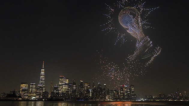 JERSEY CITY, NEW JERSEY � 17. �ervence 2026:
Celkov� pohled na dronovou sv�telnou show nad New York Harbor, kter� zobrazuje grafiku trofeje FIFA World Cup p�ed panoramatem doln�ho Manhattanu z Liberty State Park dne 17. �ervence 2026 v Jersey City ve st�t� New Jersey.

(Foto: Justin Setterfield / Getty Images)