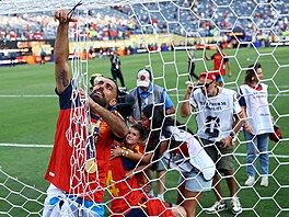 �pan�l Borja Iglesias st�íhá n��kami sí� branky po p�edání trofeje pro mistry...