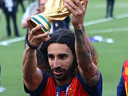 �pan�l Marc Cucurella s trofejí pro fotbalové mistry sv�ta, 19. �ervence 2026.
