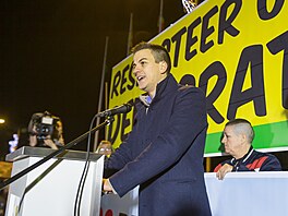 Nacionalistický aktivista Dries Van Langenhove b�hem protestu v belgickém m�st�...