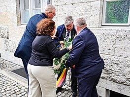 Pietní akt v N�mecku naru�il prasynovec slavného odbojá�e Bonhoeffera (druhý...