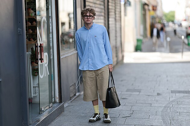 PAŘÍŽ, FRANCIE – 25. června: Host pařížského týdne módy má na sobě hranaté...