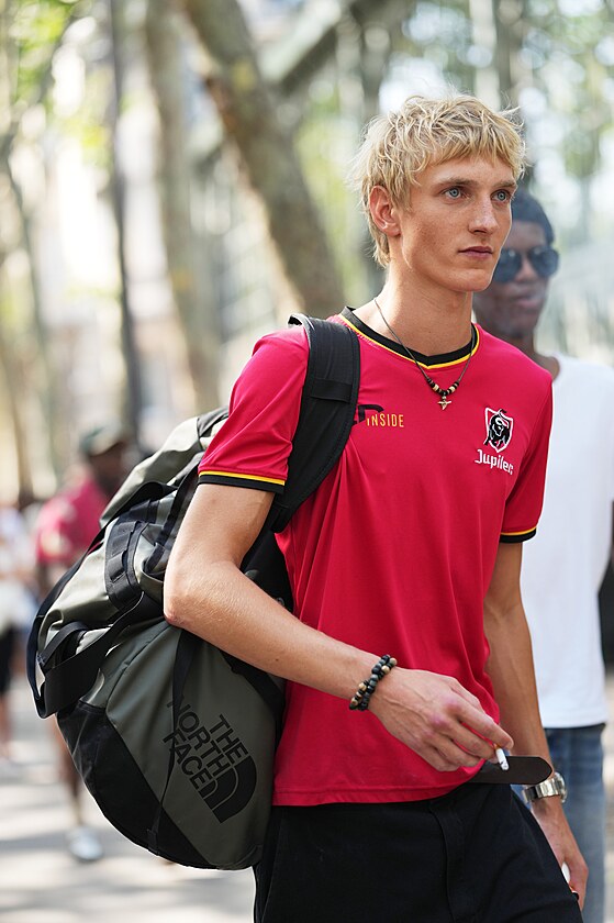 PAŘÍŽ, FRANCIE – 25. června: Host má na sobě krátké rovné blond vlasy, červené...