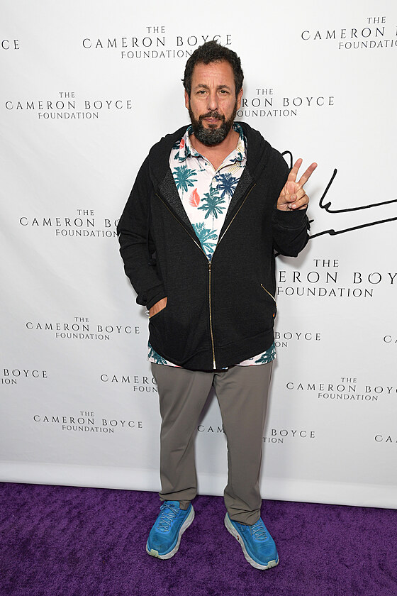 Adam Sandler se ��astn� 2. ro�n�ku charitativn�ho galave�era nadace Cameron...