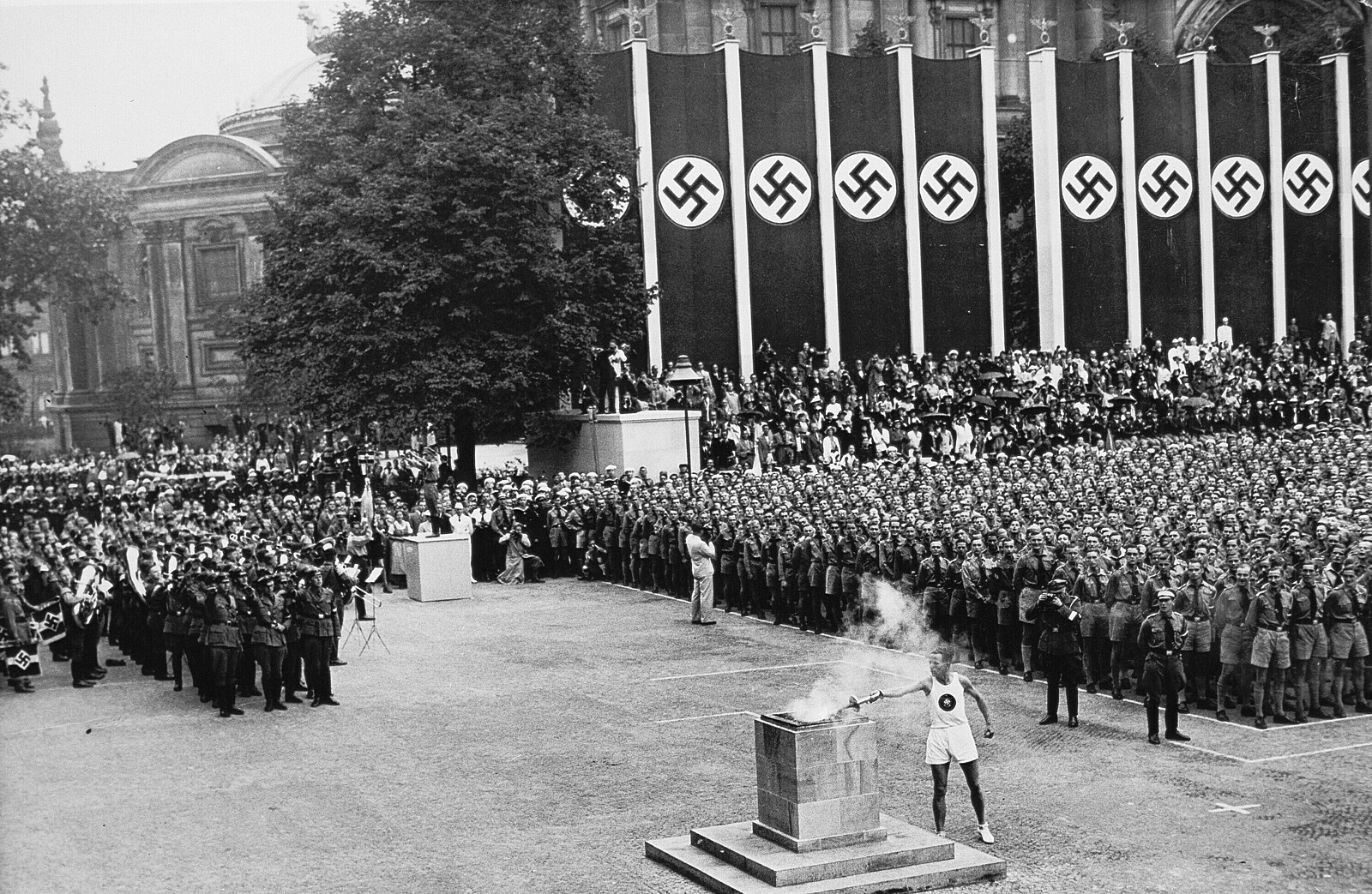 90 let od Hitlerovy olympiády. Vyvolala vzdoroolympiády a zavedla inovace platné dodnes