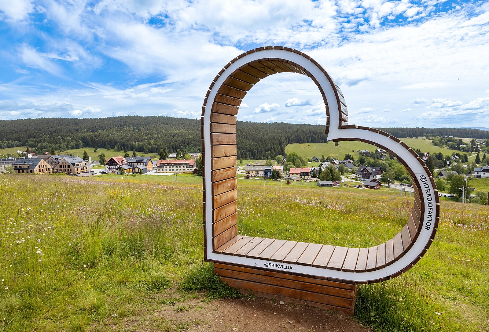 NÁZOR: Kde i les dostal parkovací automat. České hory se mění v pozoruhodný disneyland