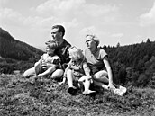Horníci z dolu Dukla na dovolené s rodinami v rekrea�ním st�edisku v �ece u...
