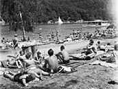 Turisté na letní rekreaci na Brn�nské p�ehrad�. (13. srpna 1971)