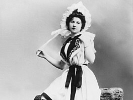 Elegantní koupací kostým pro dámy v roce 1902.