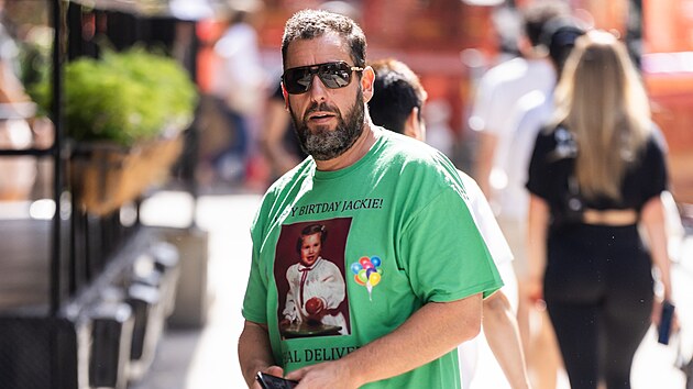 NEW YORK, NEW YORK � 21. z���: Adam Sandler byl zachycen ve �tvrti Tribeca dne 21. z��� 2024 v New Yorku. (Foto: Gotham/GC Images)