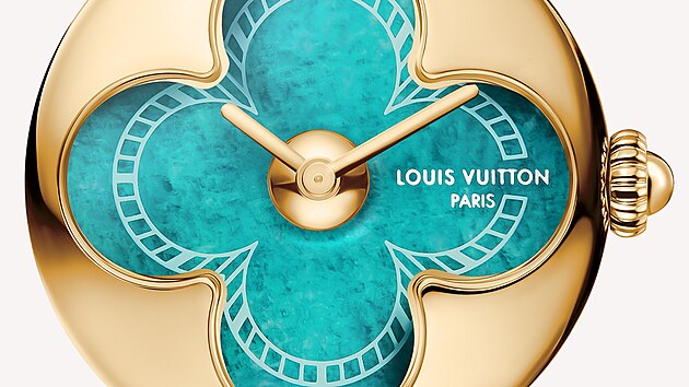 Zna�ka Louis Vuitton do kolekce �perk� Color Blossom p�idala �tve�ici elegantn�ch d�msk�ch quartzov�ch hodinek o�velikosti pouzdra 26 mm s���seln�ky z�perleti, ale i z polodrahokamu zvan�ho amazonit. Tv��� �asom�r je americk� here�ka kub�nsk�ho p�vodu Ana de Armas.