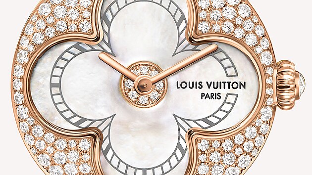 Zna�ka Louis Vuitton do kolekce �perk� Color Blossom p�idala �tve�ici elegantn�ch d�msk�ch quartzov�ch hodinek o�velikosti pouzdra 26 mm s���seln�ky z�perleti, ale i z polodrahokamu zvan�ho amazonit. Tv��� �asom�r je americk� here�ka kub�nsk�ho p�vodu Ana de Armas.