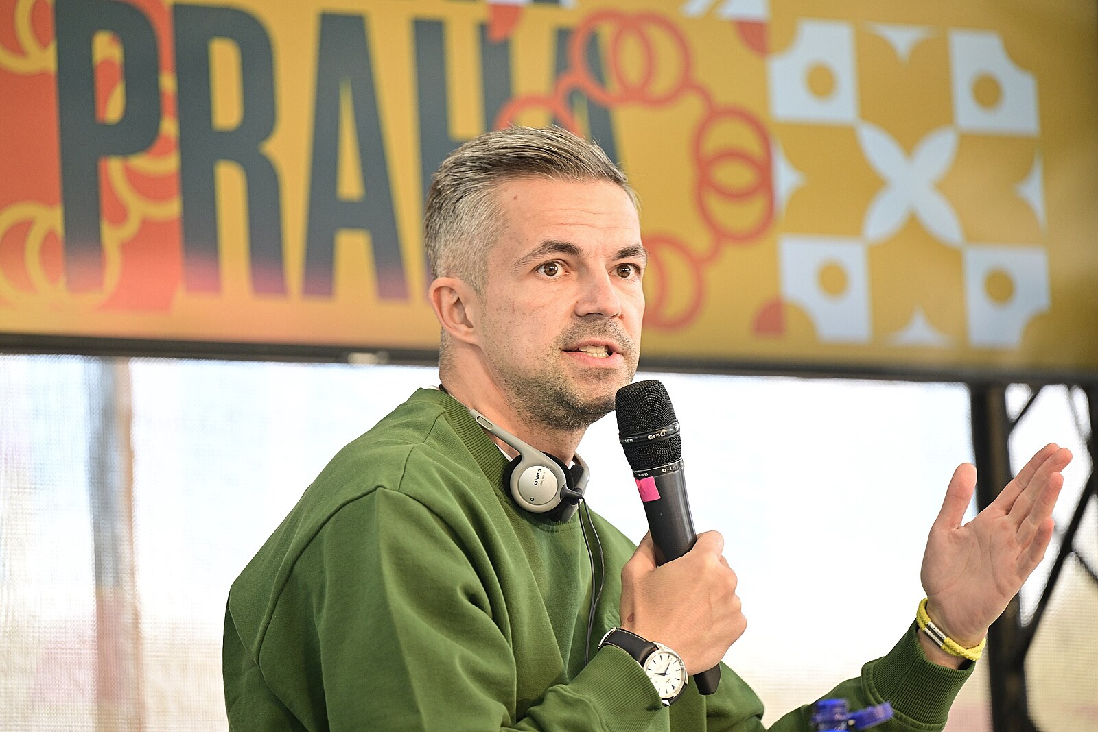 Se Slonem v obýváku. Běloruský exilový spisovatel Saša Filipenko vydává satirickou alegorii