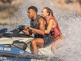 Here�ka Ester Expósito a fotbalista Kylian Mbappé si u�ívají jízdu na vodním...