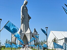 V polské Konotopii dnes slavnostn� vysv�tili ob�í sochu Panny Marie. S vý�kou...