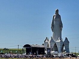 Lidé se shroma��ují u obrovské sochy Panny Marie, která je pova�ována za...
