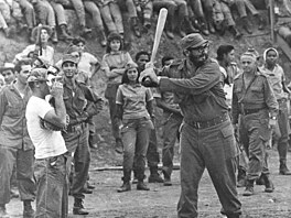Kubánský premiér Fidel Castro je na pálce b�hem baseballového zápasu po�ádaného...