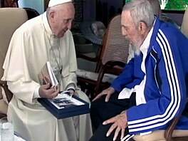 Fidel Castro (vpravo) s pape�em Franti�kem v roce 2015.