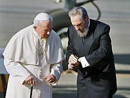 Kubánský prezident Fidel Castro (vpravo) s pape�em Janem Pavlem II. v roce 1998.