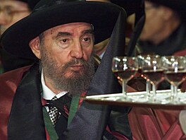 Kubánský prezident Fidel Castro si vybírá skleni�ku portského p�i ochutnávce...