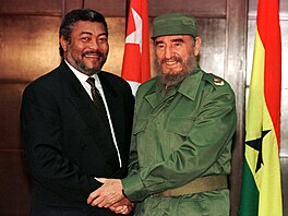 Kubánský prezident Fidel Castro si podává ruku s ghanským prezidentem Jerrym...