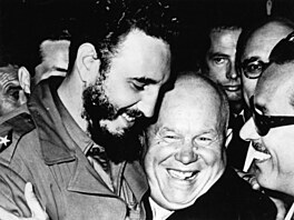 Fidel Castro (vlevo), kubánský premiér, a Nikita Chru��ov, sov�tský premiér, se...