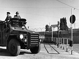 Stavba Berlínské zdi v roce 1961: Britský tank na nám�stí Potsdamer Platz.