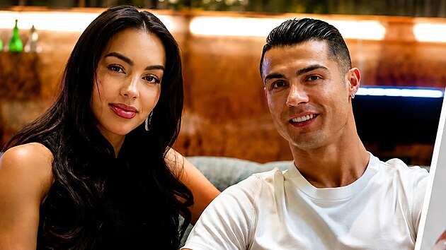 Fotbalista Cristiano Ronaldo a jeho man�elka Georgina.