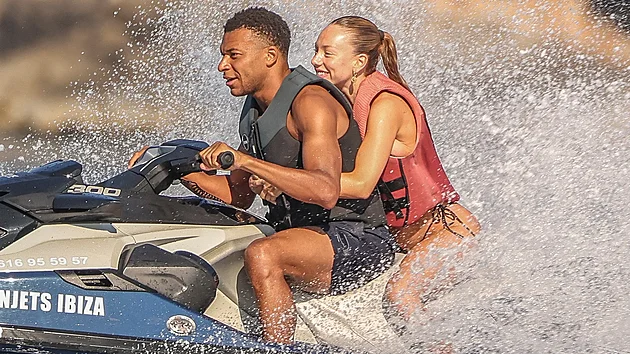 Here�ka Ester Expósito a fotbalista Kylian Mbappé si u�ívají jízdu na vodním...
