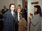 V�ra �áslavská a její syn Martin Odlo�il odcházejí z jednací sín� krajského...