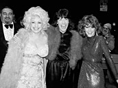 Dolly Partonová (vlevo), Lily Tomlinová (uprost�ed) a Jane Fonda p�ijí�d�jí 14....