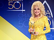 Zp�va�ka Dolly Partonová pózuje v zákulisí se svou Cenou Willieho Nelsona za...