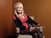 Dolly Partonová pózuje na p�edávání Medailí Carnegieové za filantropii...