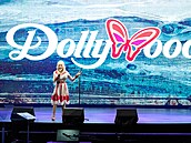 Dolly Partonová se ú�astní Dne pro dr�itele permanentek a média v zábavním...