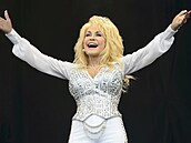 Dolly Partonová vystupuje 29. �ervna 2014 na hudebním festivalu Glastonbury.