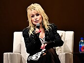 Dolly Partonová hovo�í k publiku shromá�d�nému na oslav� roz�í�ení projektu...