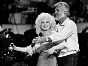 Dolly Partonová (vlevo) a Kenny Rogers zkou�ejí píse� pro své vystoupení v...