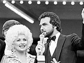 Dolly Partonová (vlevo) a Burt Reynolds na premié�e svého filmu The Best Little...