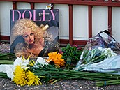 Album a kv�tiny zanechané p�ed kancelá�í Dolly Partonové v úterý 25. srpna 2026...