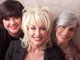 Zp�va�ky Linda Ronstadt (zleva), Dolly Partonová a Emmylou Harris pózují v New...
