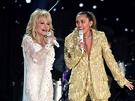 Dolly Partonová (vlevo) a Miley Cyrus vystupují s písní �Jolene� na 61. ro�níku...