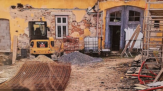 P�vodn� �alostn� stav k��dla budovy, kter� bylo p�estav�no na knihovnu. P�vodn� zde byly st�je.