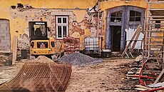 P�vodní �alostný stav k�ídla budovy, které bylo p�estav�no na knihovnu. P�vodn�...
