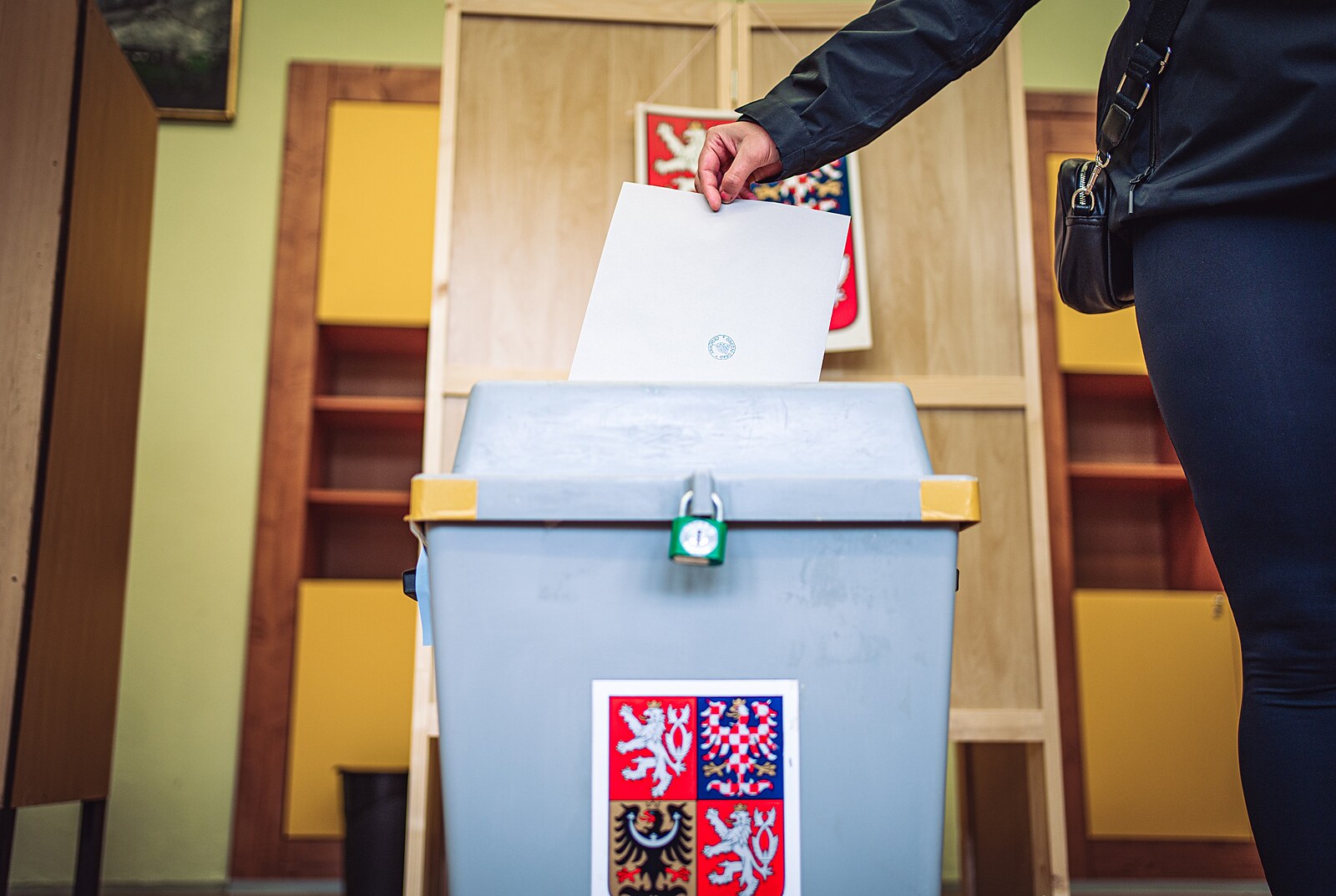 GLOSA: Nedemokratická, řiť, nemáš, erekci. Kvalita volebních popěvků je poněkud kolísavá